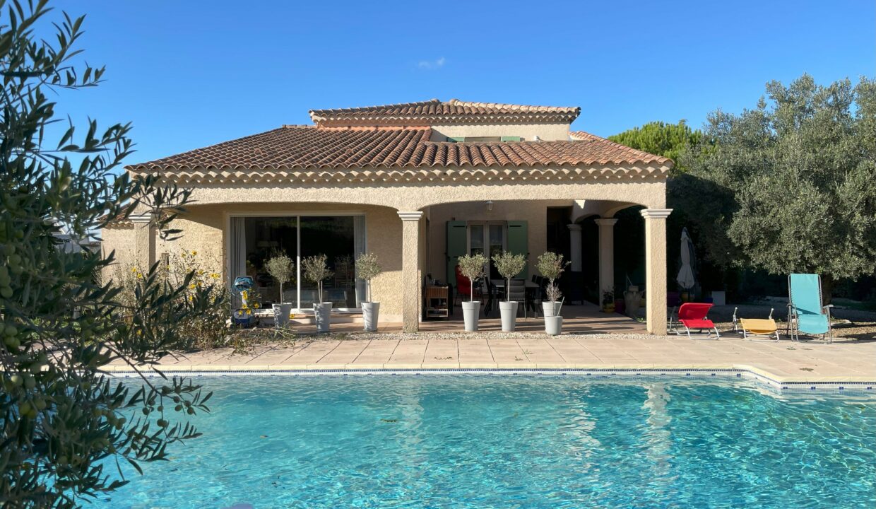 Pernes-les-Fontaines villa avec piscine vue piscine